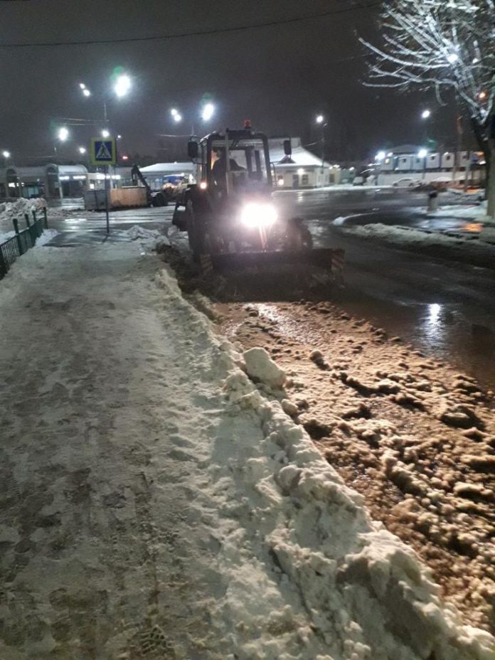 На улично-дорожной сети Большого Подольска продолжают работать дорожные службы