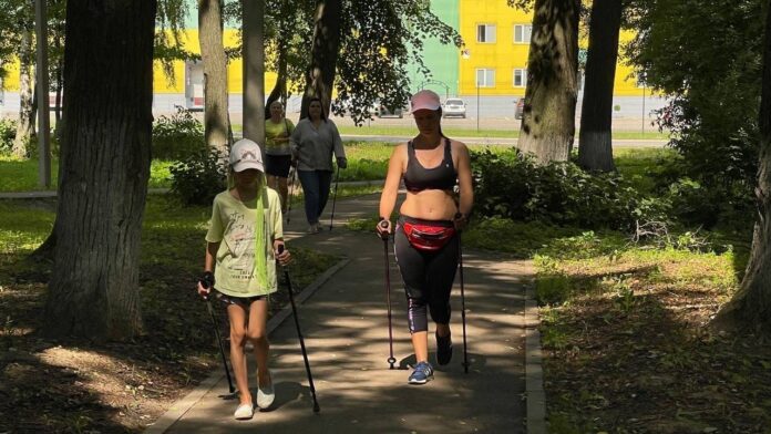 Занятия северной ходьбой проходят в парке села Сынково Подольска