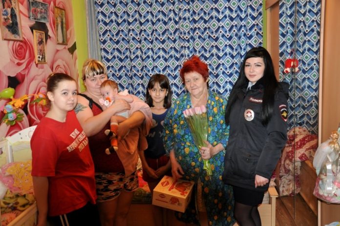 Сотрудники подольского УМВД приняли участие в акции «8 Марта – в каждый дом»