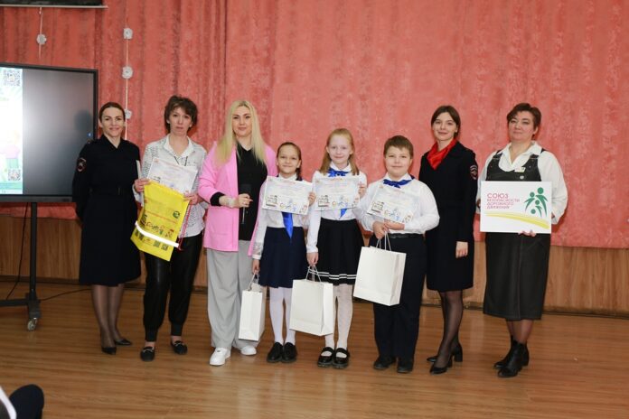 В школах Подмосковья сотрудники Госавтоинспекции и общественные организации проводят семинары по ПДД