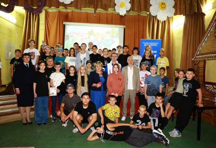 В Подмосковье автоинспекторы и «Движение Первых» проводят в летних загородных лагерях инструктажи перед Днем...