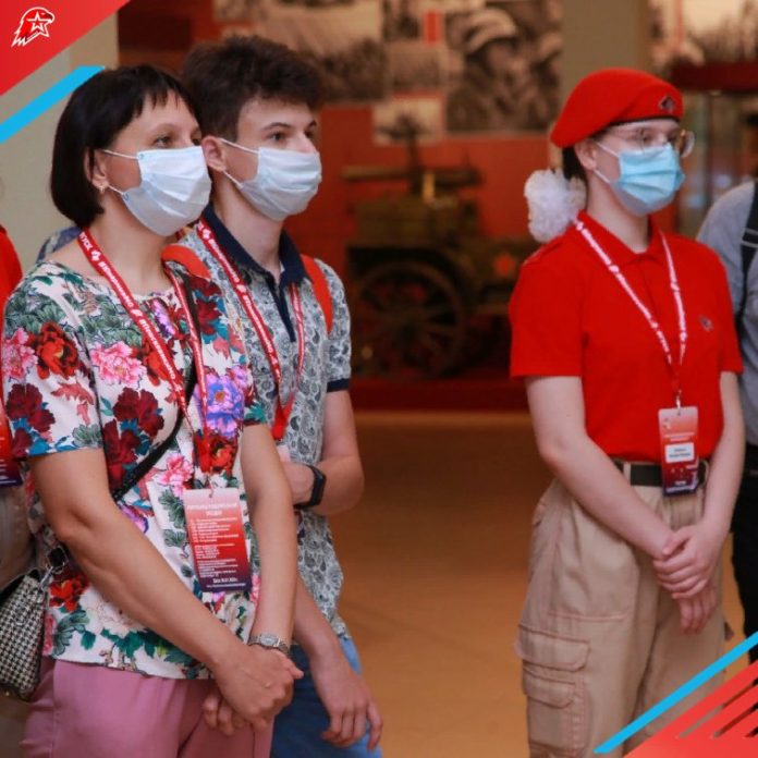 Лауреаты серии патриотических конкурсов посетили музей Отечественной военной истории