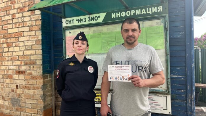 В садовых и дачных товариществах Подмосковья сотрудники ОГИБДД автоинспекторы контролируют безопасность участников дорожного движения