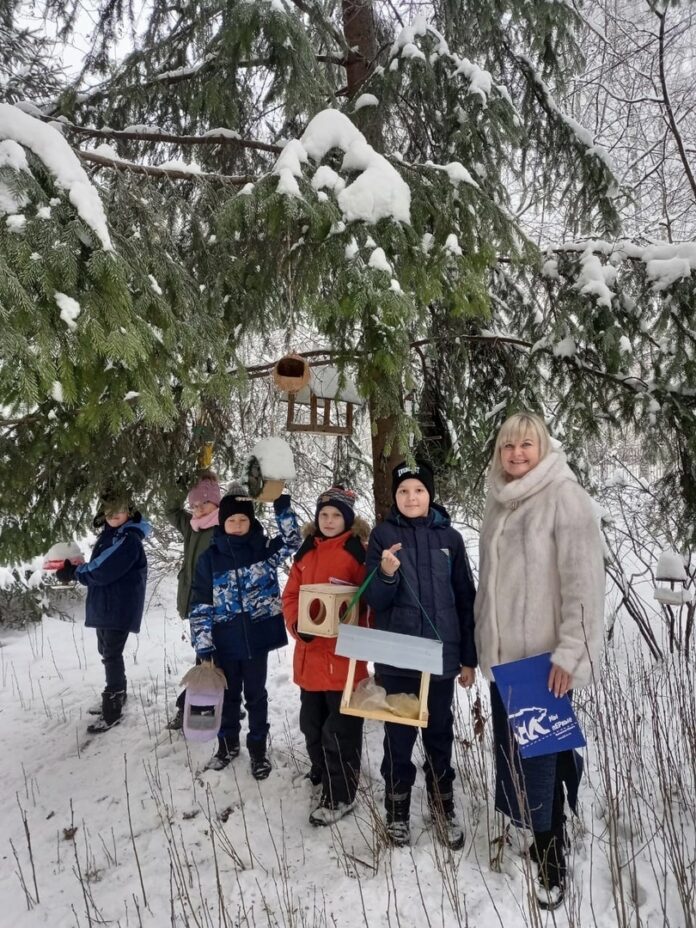 В Большом Подольске проведена акция «Каждой птице — по кормушке»