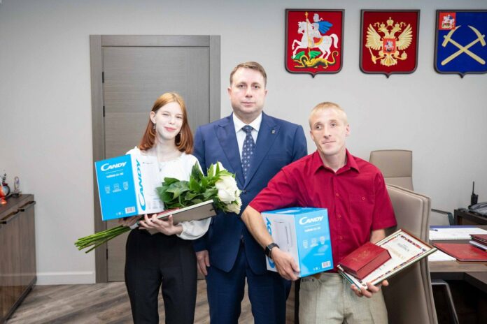 Алёна Зарбалиева и Иван Козырев, оставшиеся без родителей, сегодня получили ключи от собственных квартир.