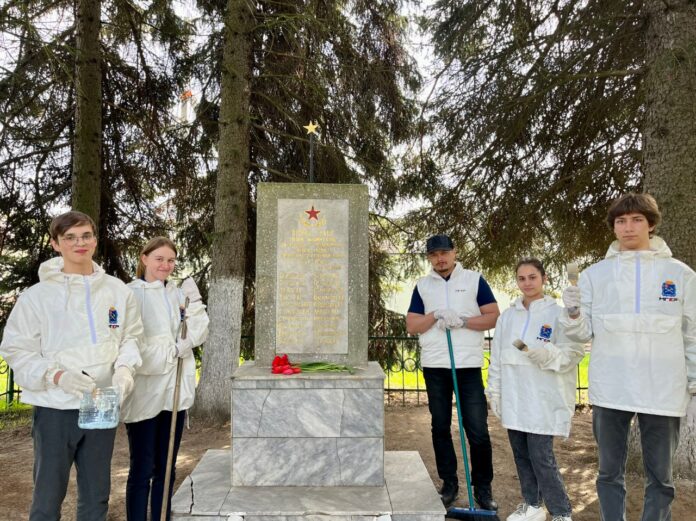 Подольские молодогвардейцы провели субботник у памятника воинской славы в деревне Северово