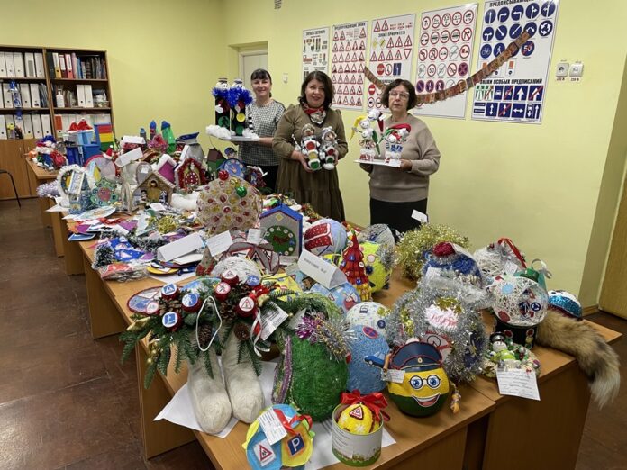 В Подмосковье автоинспекторы и общественники подвели итоги конкурса на лучшую новогоднюю игрушку по ПДД