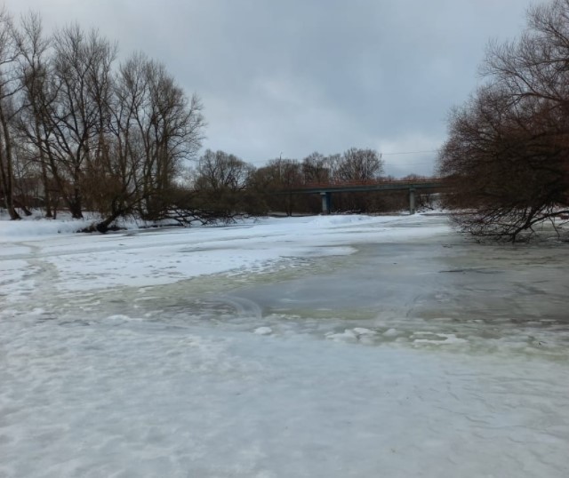 Не выходите на тонкий лед, не подвергайте свою жизнь опасности!