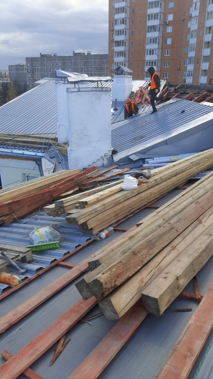 В доме по улице Рабочей продолжается ремонт кровли, поврежденной сильным ветром
