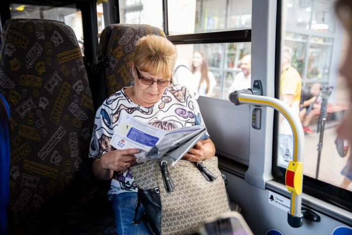 В ходе акции в Подольске пассажирам в возрасте раздали световозвращающие шоперы 