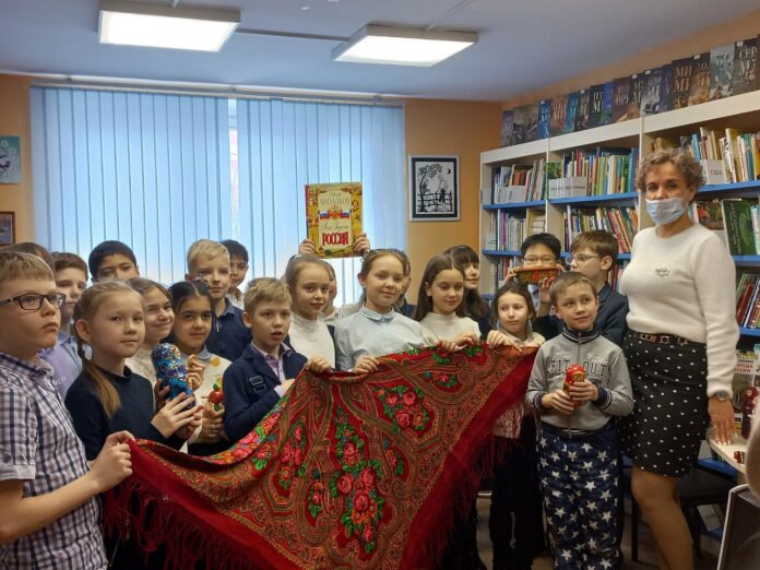 В подольской библиотеке №6 состоялся познавательный час «Россия- Родина моя»