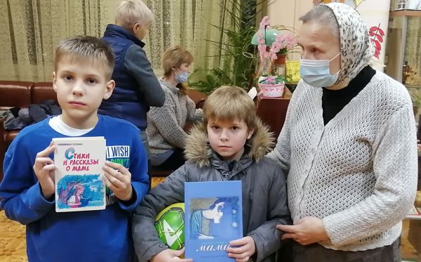 Библиотека № 23 вместе с учениками Федюковской детской школы искусств подготовили онлайн-концерт «Любимой маме!»