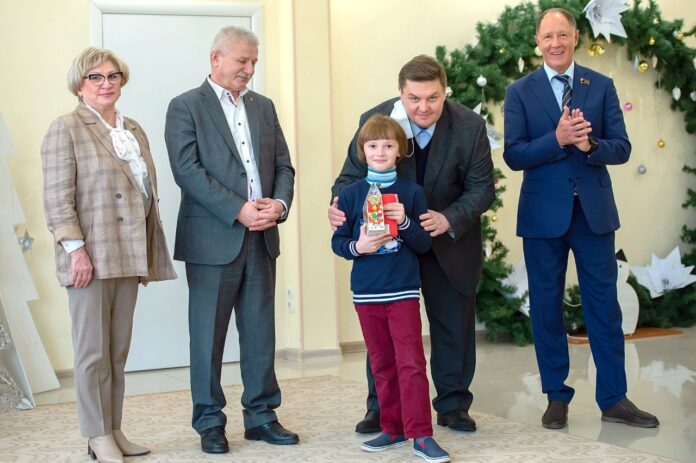 Воспитанникам Подольского центра социальной помощи семье и детям подарил подарки Глава округа