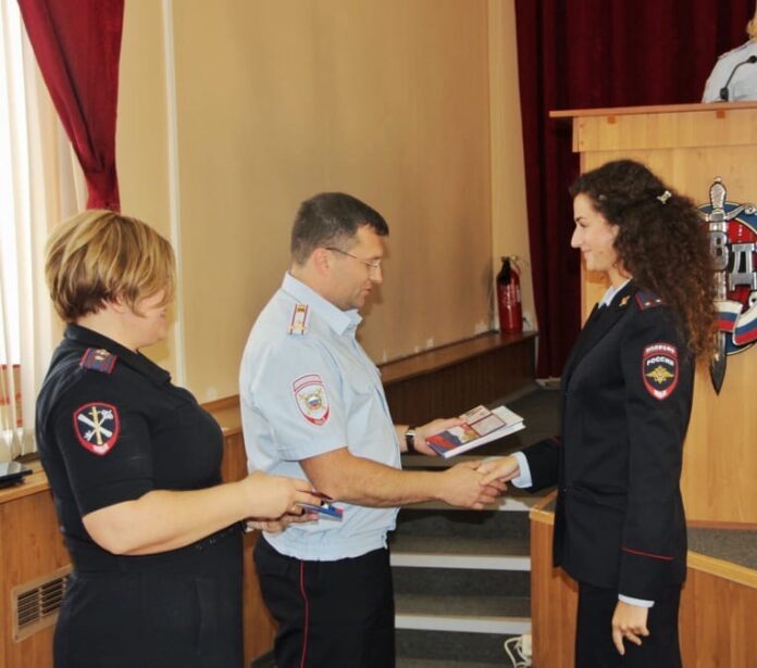 Выпускникам высших образовательных учреждений МВД России в Подольске вручили служебные удостоверения