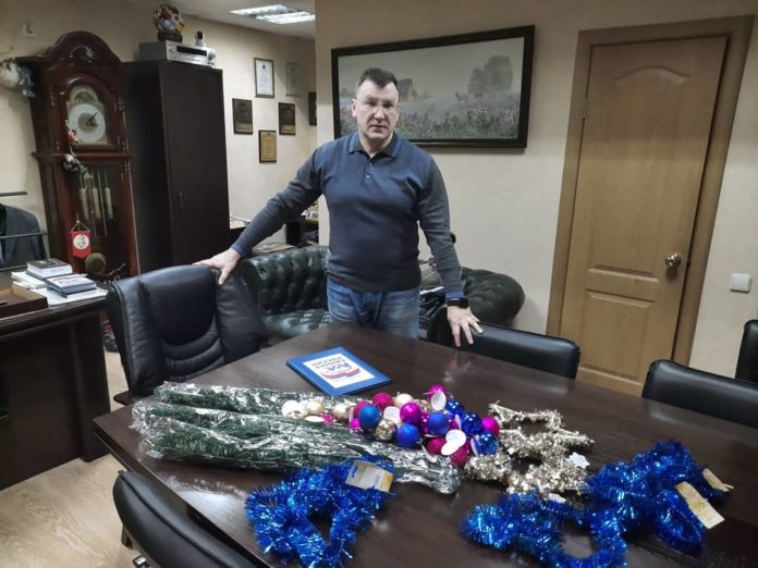 Депутат передал в лагерь «Родина» елки и новогодние украшения