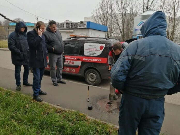 Проверку качества уложенного асфальтового покрытия провели на ул.Заводской в Климовске