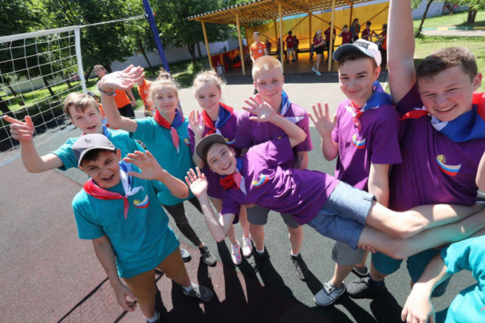 Подмосковные семьи могут вернуть кешбэк за ранее купленные путевки в детский лагерь