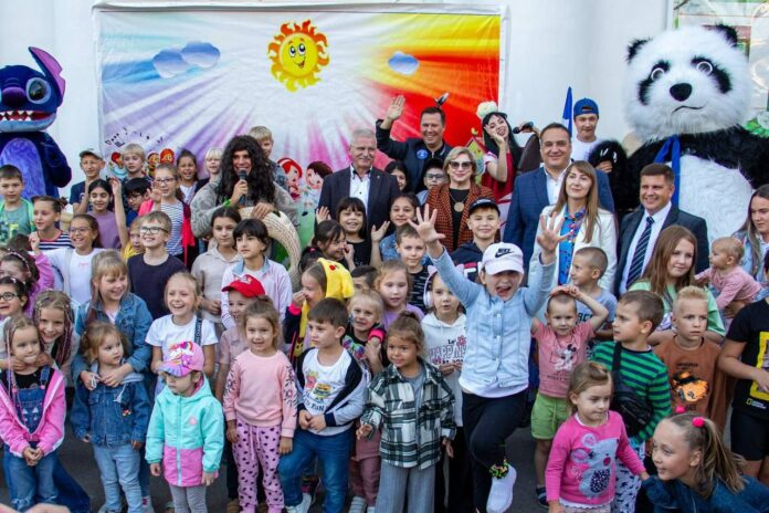 Любовь Ушанева приняла участие в празднике у Дворца творчества молодёжи