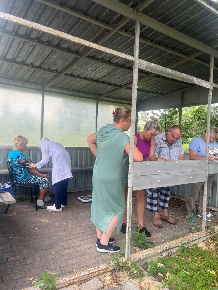 В деревне Дмитрово в Подольске провели выездную диспансеризацию в ФАПе
