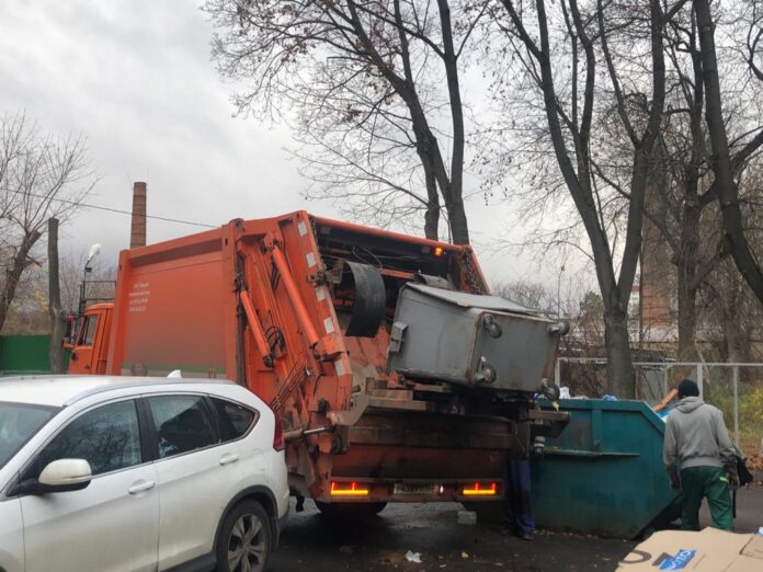 Дополнительную технику привлекли для ликвидации образовавшихся навалов мусора на контейнерных площадках