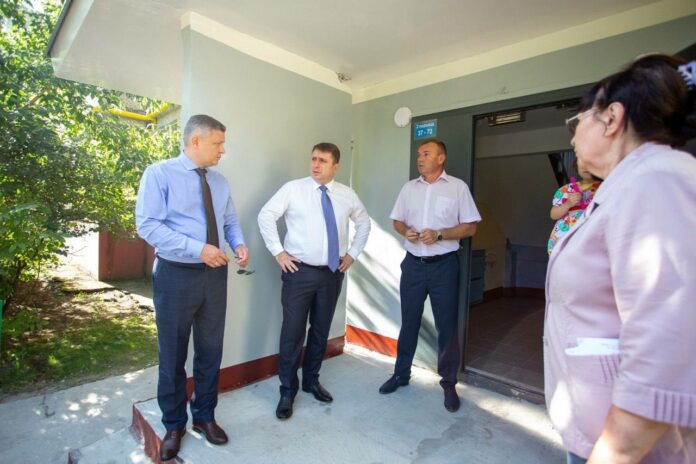 Дмитрий Жариков встретился с жителями дома по улице Веллинга в Подольске