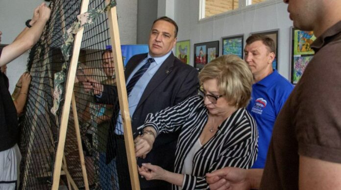 Партийцы помогли в плетении маскировочных сетей для отправки в зону СВО