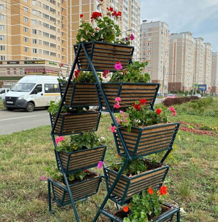 По улице Академика Доллежаля в Кузнечиках появилось многоуровневое кашпо