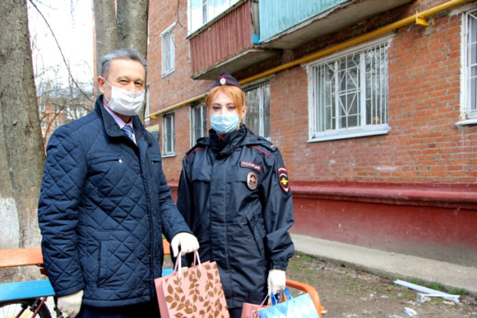 В округе сотрудники полиции совместно с председателем Общественного совета при УМВД приняли участие в...