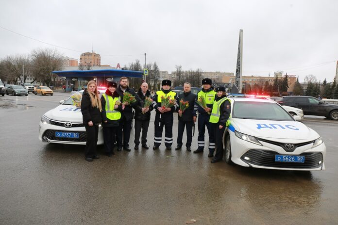Сотрудники Госавтоинспекции г.о. Подольск совместно с общественниками традиционно провели акцию «Цветы для автоледи»