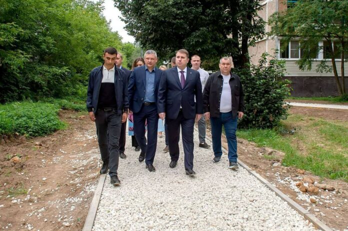 Дмитрий Жариков с сопартийцами проверили ход выполнения комплексного благоустройства дворов по Красногвардейскому бульвару