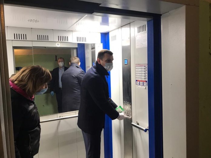 Подъезды многоэтажных домов на предмет дезинфекции проверили в Большом Подольске