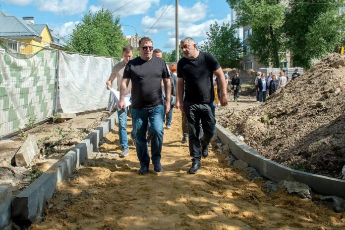 Продолжаются работы по благоустройству сквера Защитников Родины