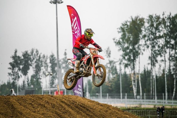 Спортсмен по мотокроссу Ярыгин Алексей одержал победу в 2-х заездах в борьбе в классе...