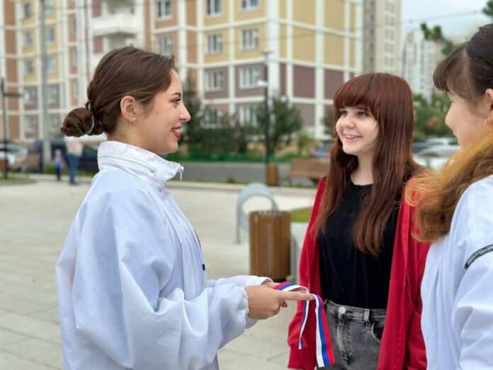 Подольские молодогвардейцы провели традиционную гражданско-патриотическую акцию «Российский триколор» в День Государственного флага