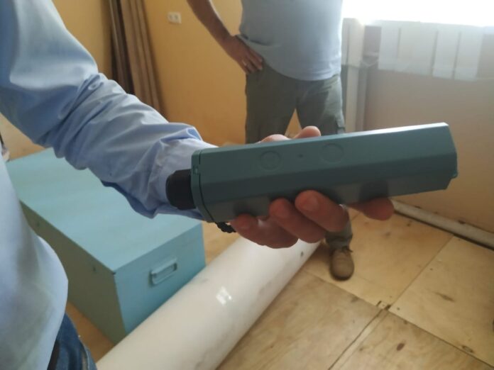 Универсальный радиомодем для передачи данных по расходу и подаче воды установлен в подвале дома...