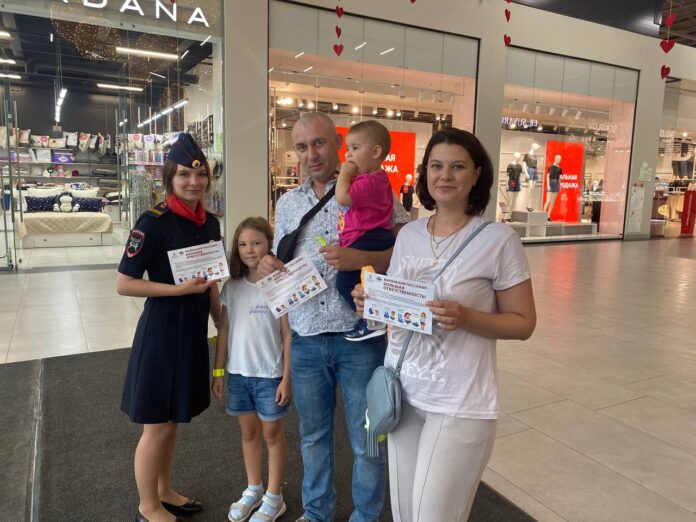 Госавтоинспекция проводит информационно-разъяснительную работу с посетителями торгового центра