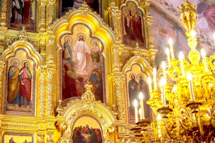 На сайте Троицкого собора смотрите онлайн-трансляцию богослужений