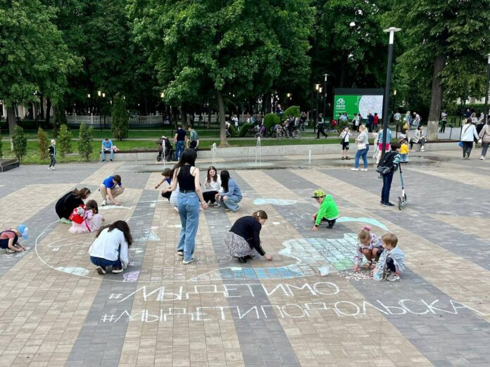 Подольские молодогвардейцы провели акцию «Рисуем зеленый мир и экологию»
