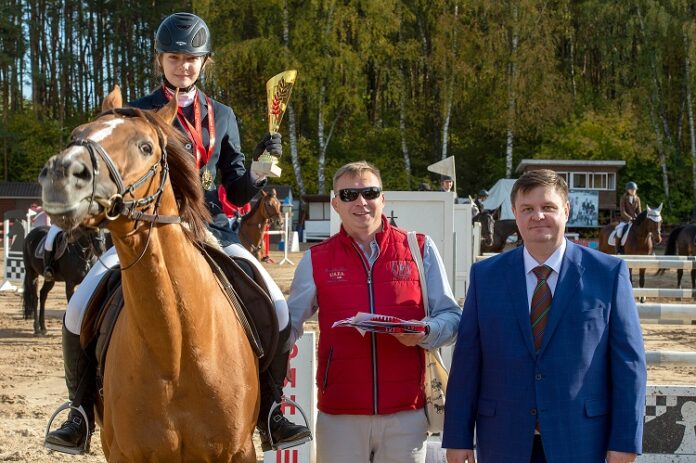 Глава муниципалитета Николай Пестов наградил победителей турнира по конкуру на Кубок памяти А.В. Никулина