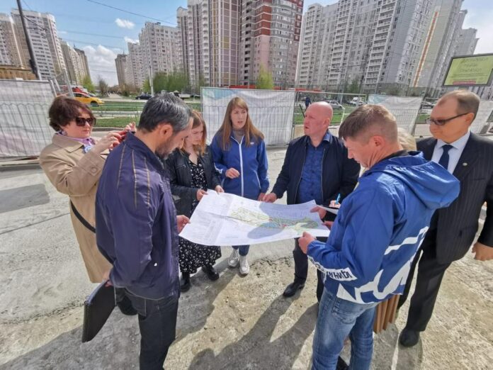 Партийцы проверили ход работ по благоустройству пешеходной зоны на бульваре 65-летия Победы