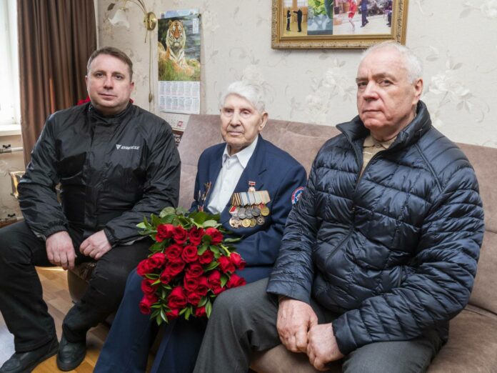 Дмитрий Жариков поздравил ветерана Великой Отечественной войны Алексея Кузнецова с днем рождения