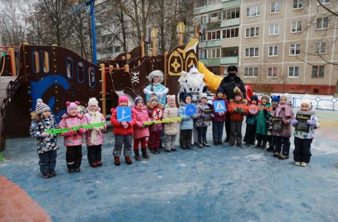 Сотрудники Госавтоинспекции провели акцию «Безопасные каникулы в каждый двор»