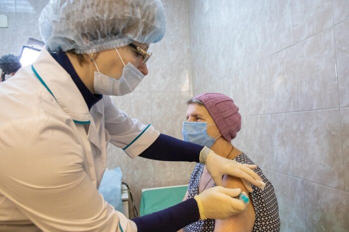 Вакцинация от COVID-19 и гриппа поможет избежать микст-инфекции