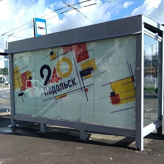 В Большом Подольске приступили к праздничному оформлению остановок ко Дню города