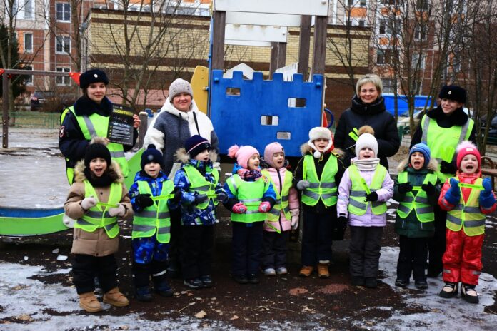 Автоинспекторы и провели акцию «Безопасный двор» для воспитанников дошкольного отделения