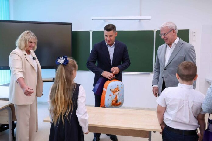 Депутат Госдумы и подольские единороссы посетили обновленную гимназию имени Подольских курсантов