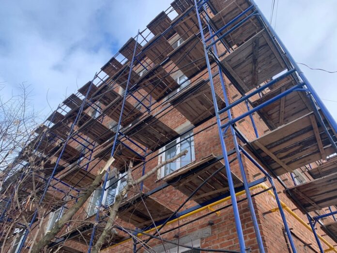 Фасад дома на улице Победы в микрорайоне Климовск отремонтируют к 1 сентября