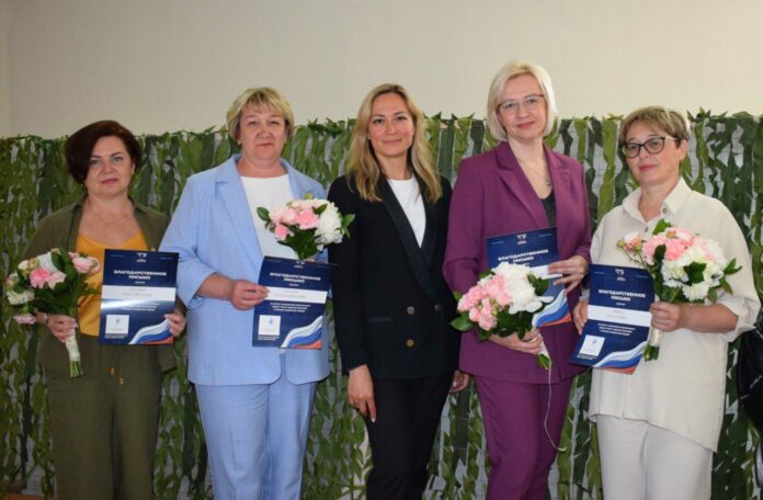 Партийцы Подольска поздравили социальных работников с профессиональным праздником