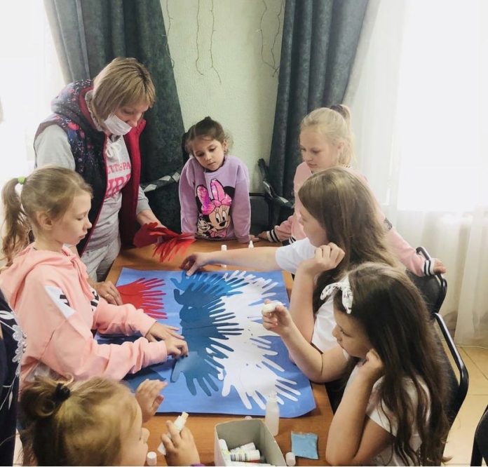 В селе Сынково состоялся детский мастер-класс «Флаг России»