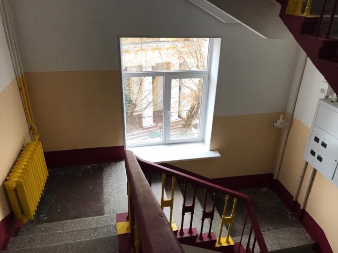 Ремонтные работы в подъезде МКД по улице Февральской проверили в Подольске